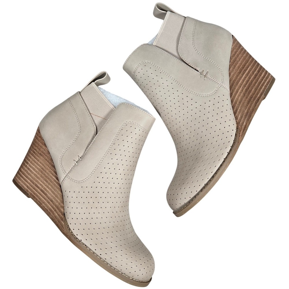 DV Dolce‎ Vita Gerdy Taupe Perforated Wedge Ankle Booties 7.5 Vegan Leather